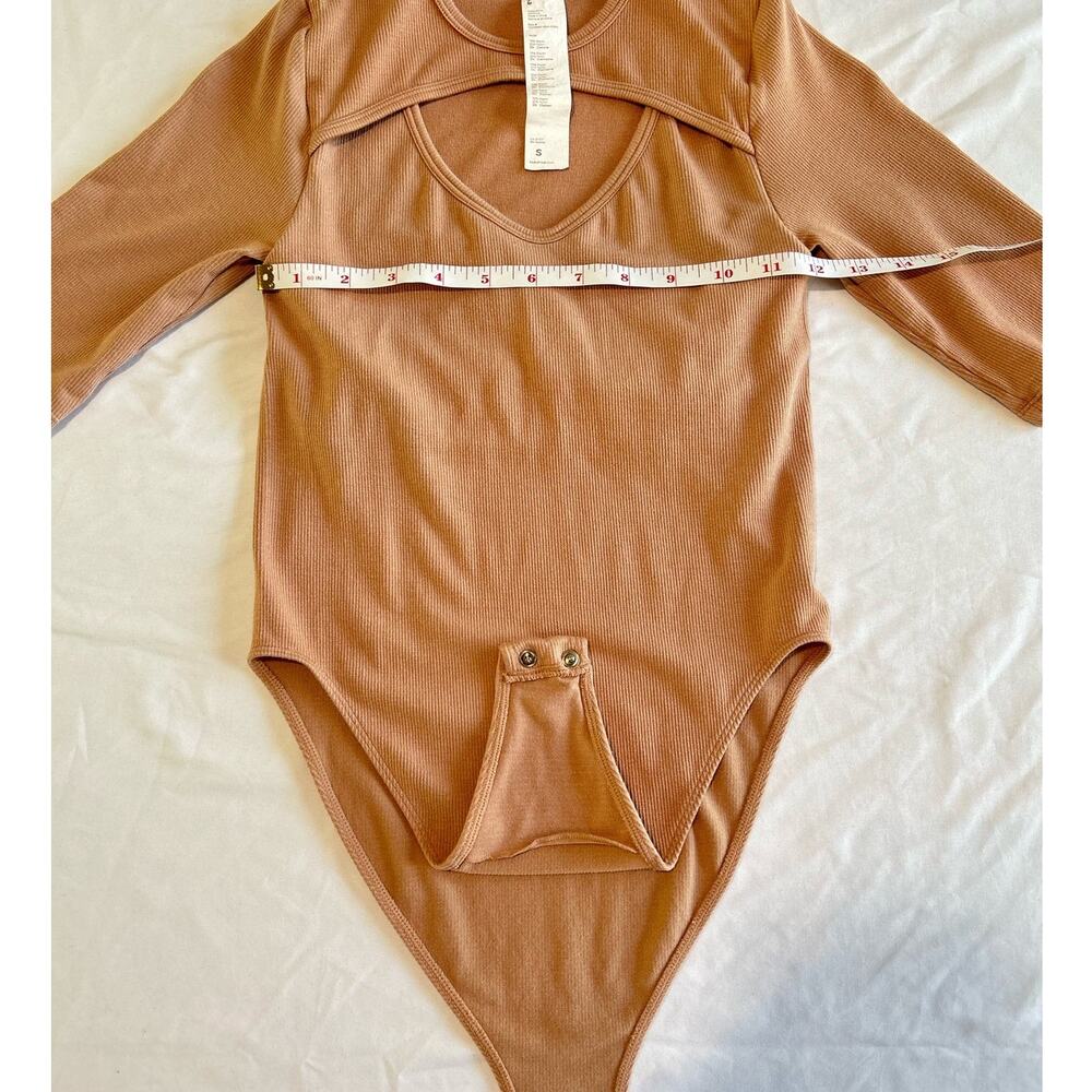 Fabletics Finley Cutout Seamless Desert Nude Beige Bodysuit Size Small - Picture 10 of 12